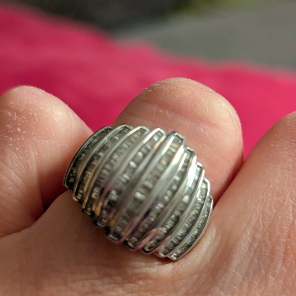 Jewelry - Elegant 10k White Gold Women's Ring